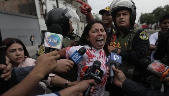 Perú: La policía detiene con violencia a comunicadora y activista popular Zaira Arias - laotraandalucia.org/peru-la-polici…