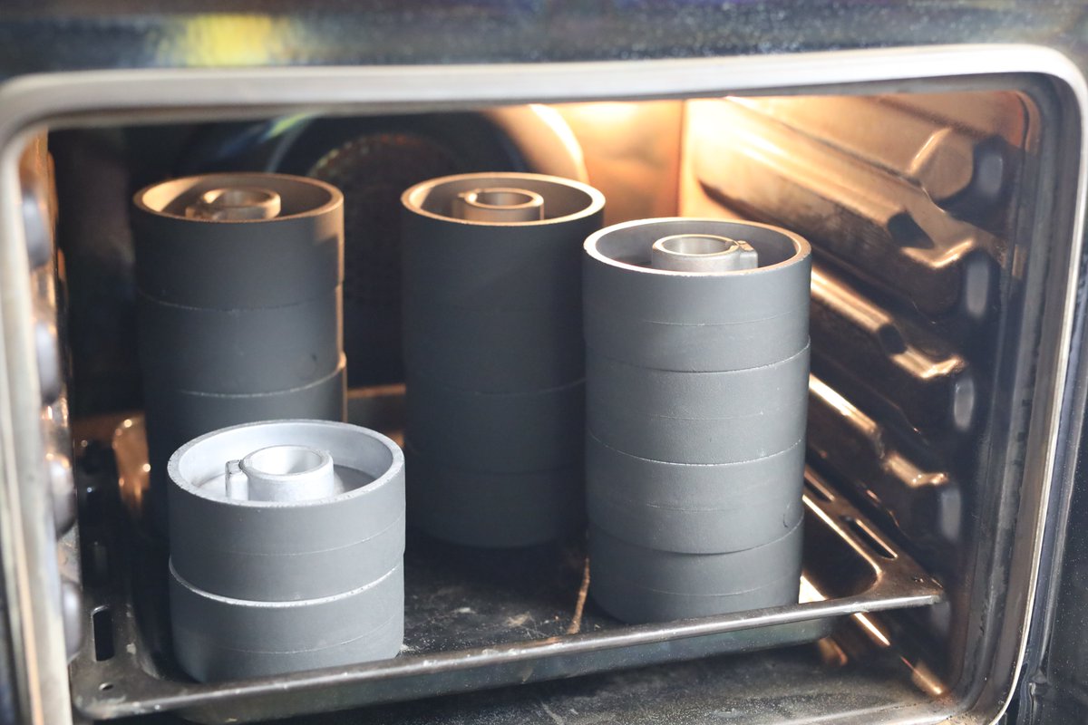 CeljeElastomeri's tweet image. Preheating kernels for Weinig rollers is essential! 🤩
#elastomeri #rubberrollers #steelrollers #woodworking #holzbearbeitung #machinery #maschinen #tischlerei #schreinerei #joinery