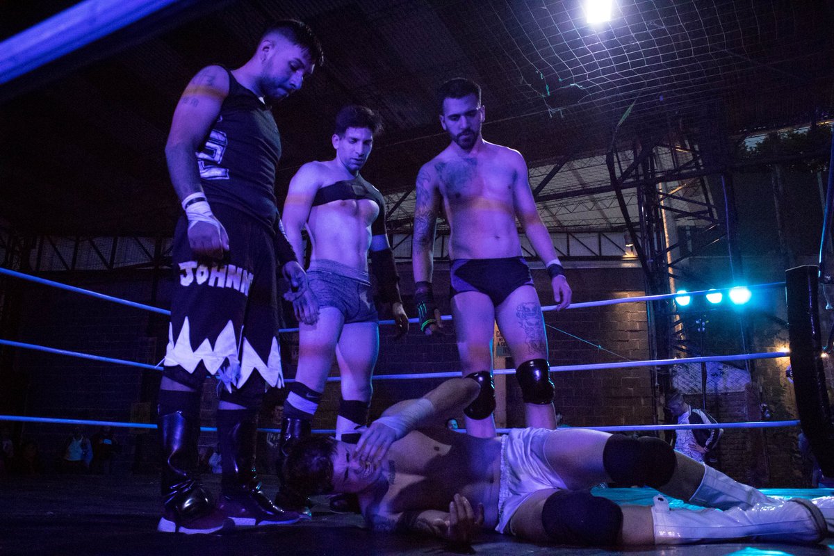 Al finalizar el main event de The Lion Brian Show, <a href="/JohnnyFoxPw/">Jonathan González</a>, @RealSlovak y <a href="/Terry_PW/">Terry.B</a> atacaron a traición a <a href="/ChuckDixonPW/">La Noche 🔪</a>. No sabemos todavía el motivo exacto del por qué de esta traición. ¿El equipo se habrá cansado de perder o el grupo quiere un nuevo líder? 🙅🏻
