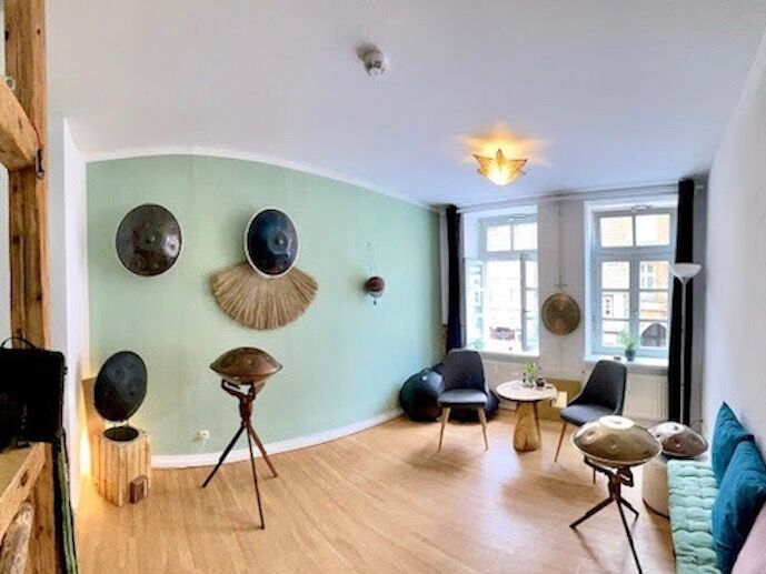HandpanWorld's tweet photo. 𝗛𝗮𝗻𝗱𝗽𝗮𝗻 𝗦𝗵𝗼𝘄𝗿𝗼𝗼𝗺 𝗟𝘂̈𝗻𝗲𝗯𝘂𝗿𝗴

Du bist auf der Suche nach einer passenden #Handpan? Im #HandpanShowroom #Lüneburg bieten wir Dir eine abwechslungsreiche Auswahl der unterschiedlichsten #Instrumente von verschiedenen Herstellern zum ausprobieren und kaufen an. https://t.co/A55NMX5zMR