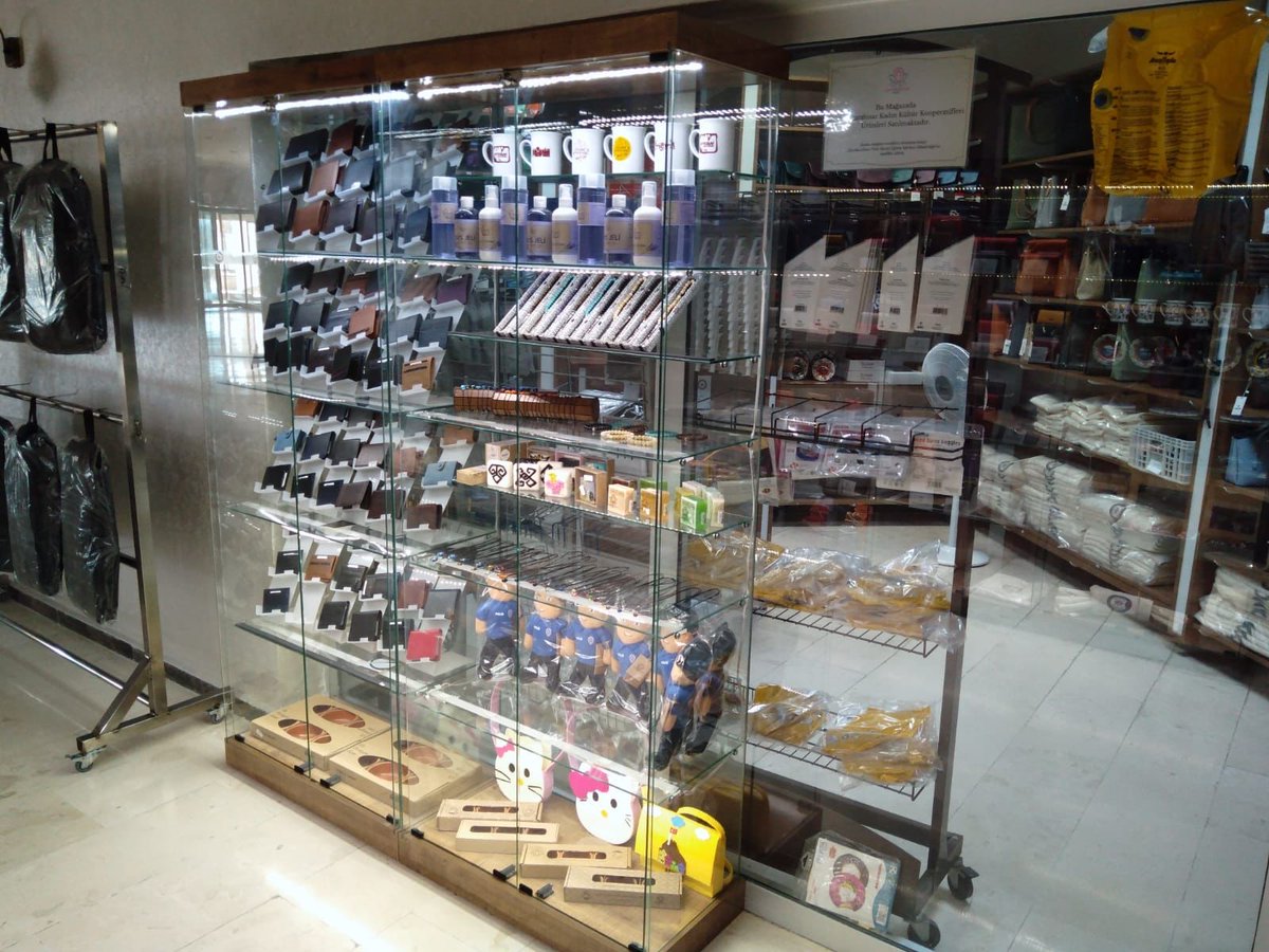 Kadın Kültür Kooperatiflerimizin ürünlerinin ulaşılabilirliği her geçen gün daha da artıyor ve pazar ağı genişletiyor. 

Kadınlarımızın ürettiği el emeği göz nuru ürünleri artık Afyonkarahisar Polis Moral Eğitim Merkezi'nde satışa sunuluyor.