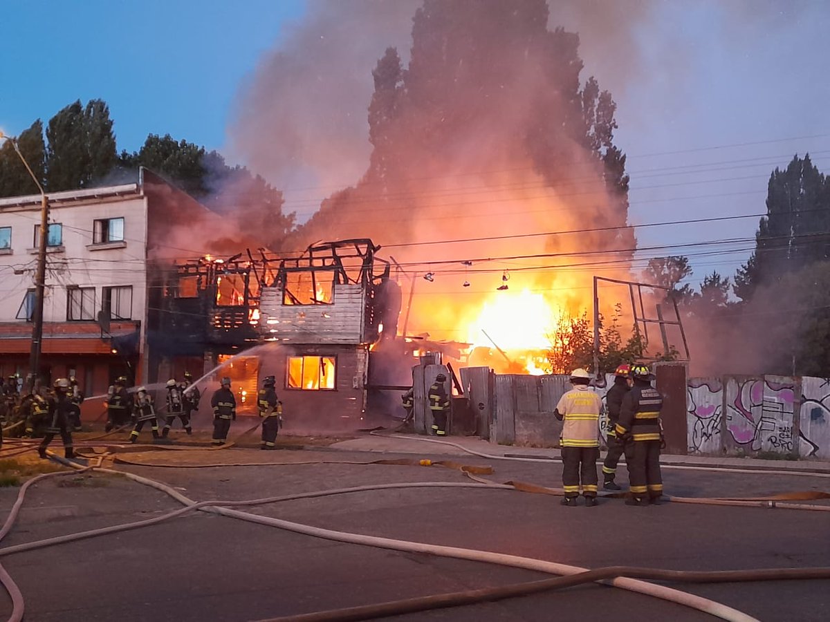 RadioSago's tweet photo. #Osorno incendio declarado. Casa abandonada arde violentamente,en 5 de abril con Pedro de Valdivia. #Bomberososorno circunscribe el siniestro al foco inicial y evita propagación #Informandoprimero https://t.co/E0q6Fuer2m