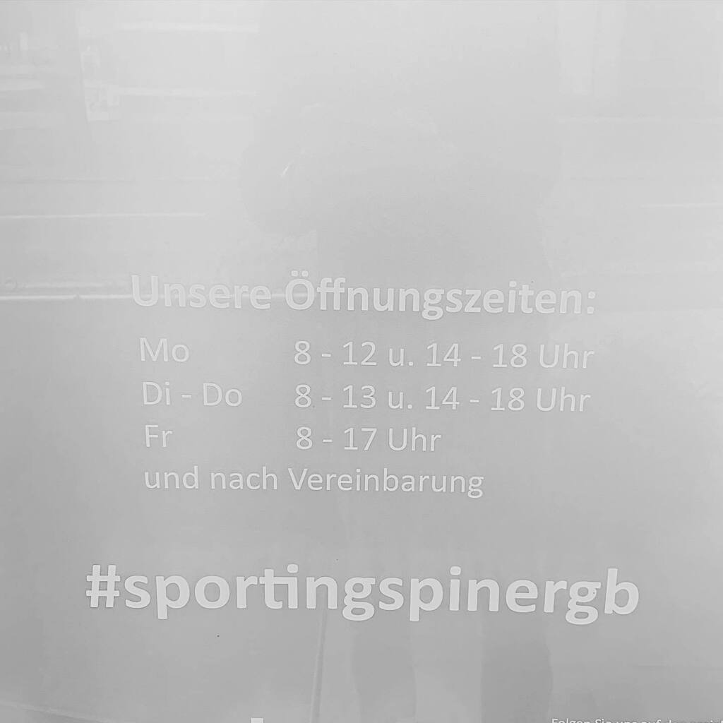 Einfach mal #sportingspinergb bei Google eingeben! 

Was ist ein Hashtag? Ein Hashtag [ˈhɛʃtɛk] oder [ˈhæʃtæɡ] (Neutrum oder Maskulinum, zusammengesetzt aus englisch hash für das Schriftzeichen Doppelkreuz und englisch tag für Markierung) ist ein mit Doppelkreuz versehenes S…