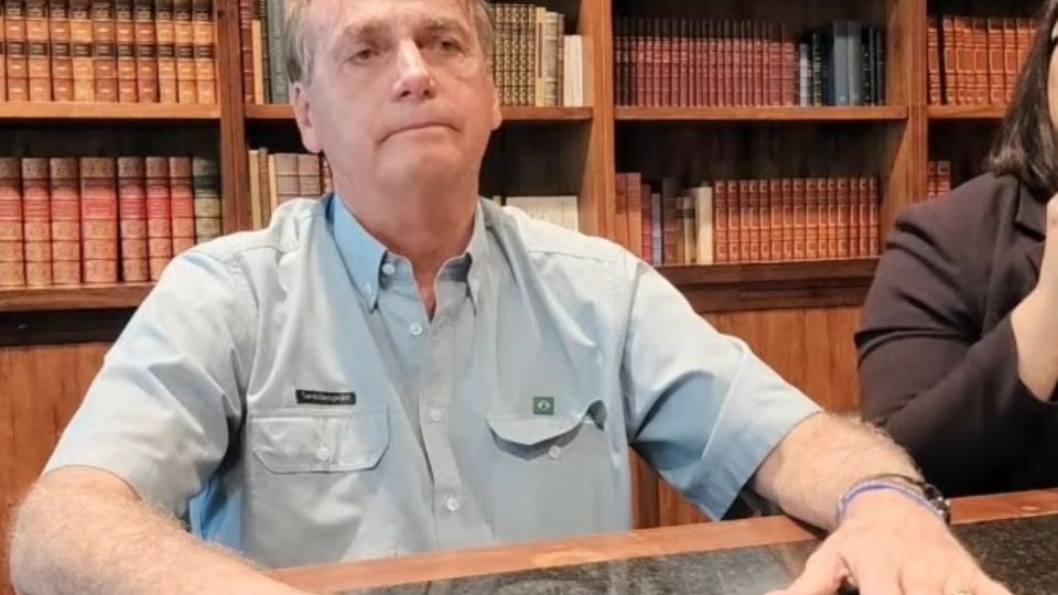 revistaforum's tweet photo. PL prevê Bolsonaro inelegível e preso, desiste de pagar aluguel e fará vaquinha para salário de R$ 46 mil

ENTENDA: https://t.co/sjdn6VPLUj https://t.co/CLjdC6nVn8