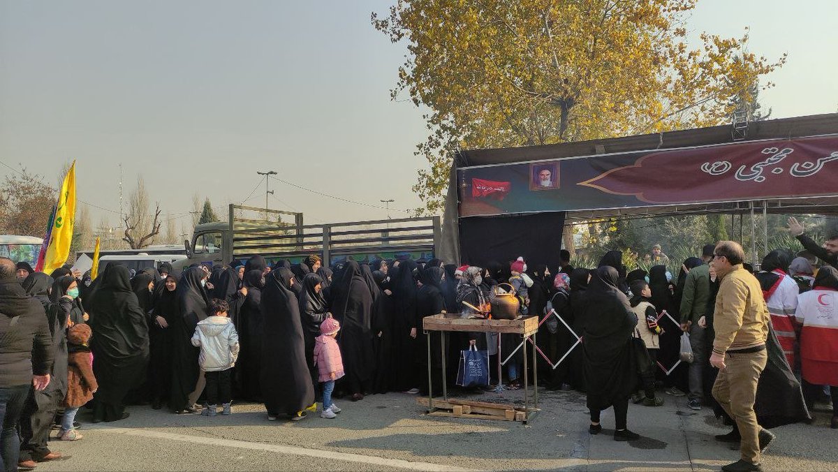 FeeAldL's tweet photo. داخل مصلى طهران... ومن أجل الهالك #قاسم_سليماني اجتمع أتباعه لأكل الكباب في صفوف طويلة https://t.co/xlHAAUiIST