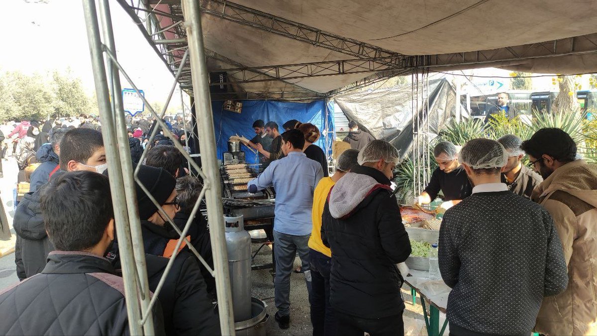 داخل مصلى طهران... ومن أجل الهالك #قاسم_سليماني اجتمع أتباعه لأكل الكباب في صفوف طويلة