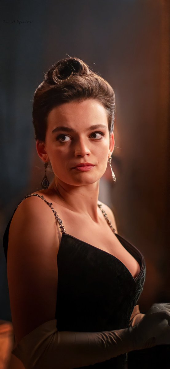 ScarletSpeeds16's tweet image. Happy Birthday Emma Mackey 🖤