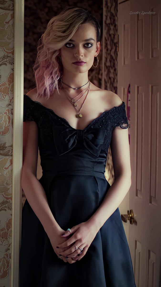 ScarletSpeeds16's tweet image. Happy Birthday Emma Mackey 🖤