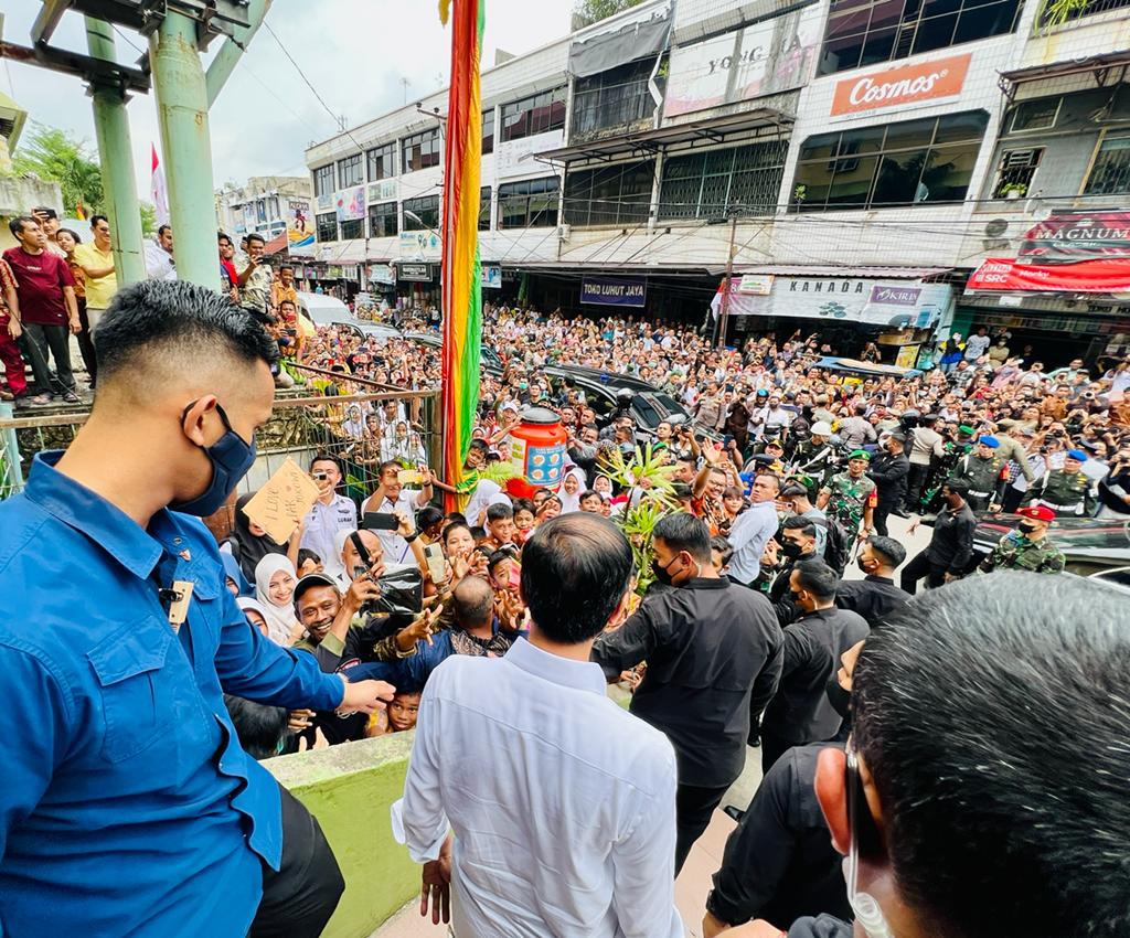 jokowi's tweet image. Bagaimana geliat ekonomi di pasar tahun 2022? Para pedagang di Pasar Bawah, Kota Pekanbaru, yang saya temui tadi mengatakan, omzet dagangan mereka lebih baik dibandingkan tahun 2021. Setelah PPKM dicabut, mereka berharap omzetnya lebih baik lagi di tahun 2023 ini.