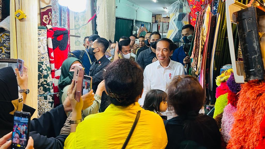 jokowi's tweet image. Bagaimana geliat ekonomi di pasar tahun 2022? Para pedagang di Pasar Bawah, Kota Pekanbaru, yang saya temui tadi mengatakan, omzet dagangan mereka lebih baik dibandingkan tahun 2021. Setelah PPKM dicabut, mereka berharap omzetnya lebih baik lagi di tahun 2023 ini.