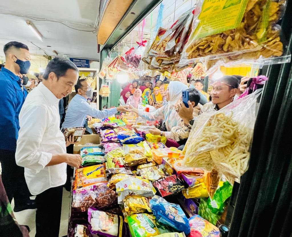 jokowi's tweet image. Bagaimana geliat ekonomi di pasar tahun 2022? Para pedagang di Pasar Bawah, Kota Pekanbaru, yang saya temui tadi mengatakan, omzet dagangan mereka lebih baik dibandingkan tahun 2021. Setelah PPKM dicabut, mereka berharap omzetnya lebih baik lagi di tahun 2023 ini.