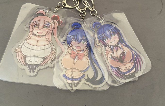 コミケで頒布したアクリルキーホルダーも今回で第三弾
賑やかになってきたな…
家の鍵に付けて持ち歩いてるけどやっぱり自分が世に出したグッズなだけに満足感あるよね…見せびらかしたくなる…。
…アクキー買ってくれた方は使っているのか、保管しているのか気になる…。 