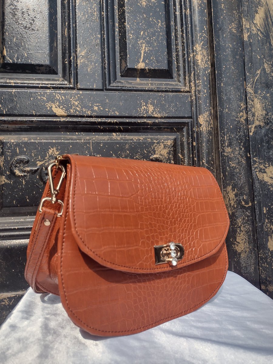 _Regalo1's tweet image. Happy New year 🎉🎉

MIA shoulder midi bag
Price‼️10,000
Available in other colors