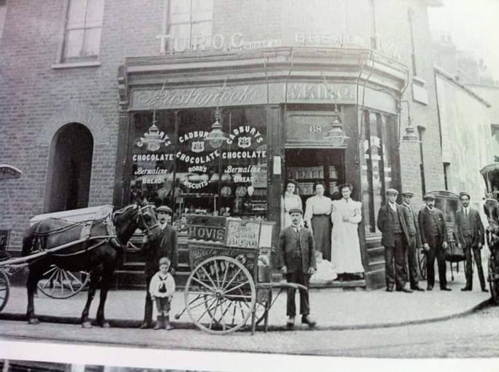 Ivycottagebaker's tweet photo. Bread shop, Baker, bakery, delivery  service of the day #bread #bakery #history #heritage #Turog #breid @Salvadorhdz_64 @WeirsSusan @breadawardsUK @oakroyd #allouryesterdays #nostalgia https://t.co/MokeVasIfm