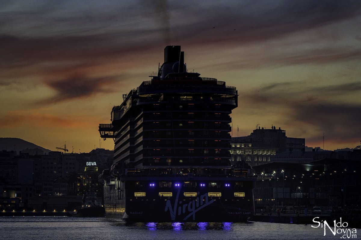 Colores en el cielo un día de Crucero en #ACoruña <a href="/PuertoACoruna/">Puerto de A Coruña</a>