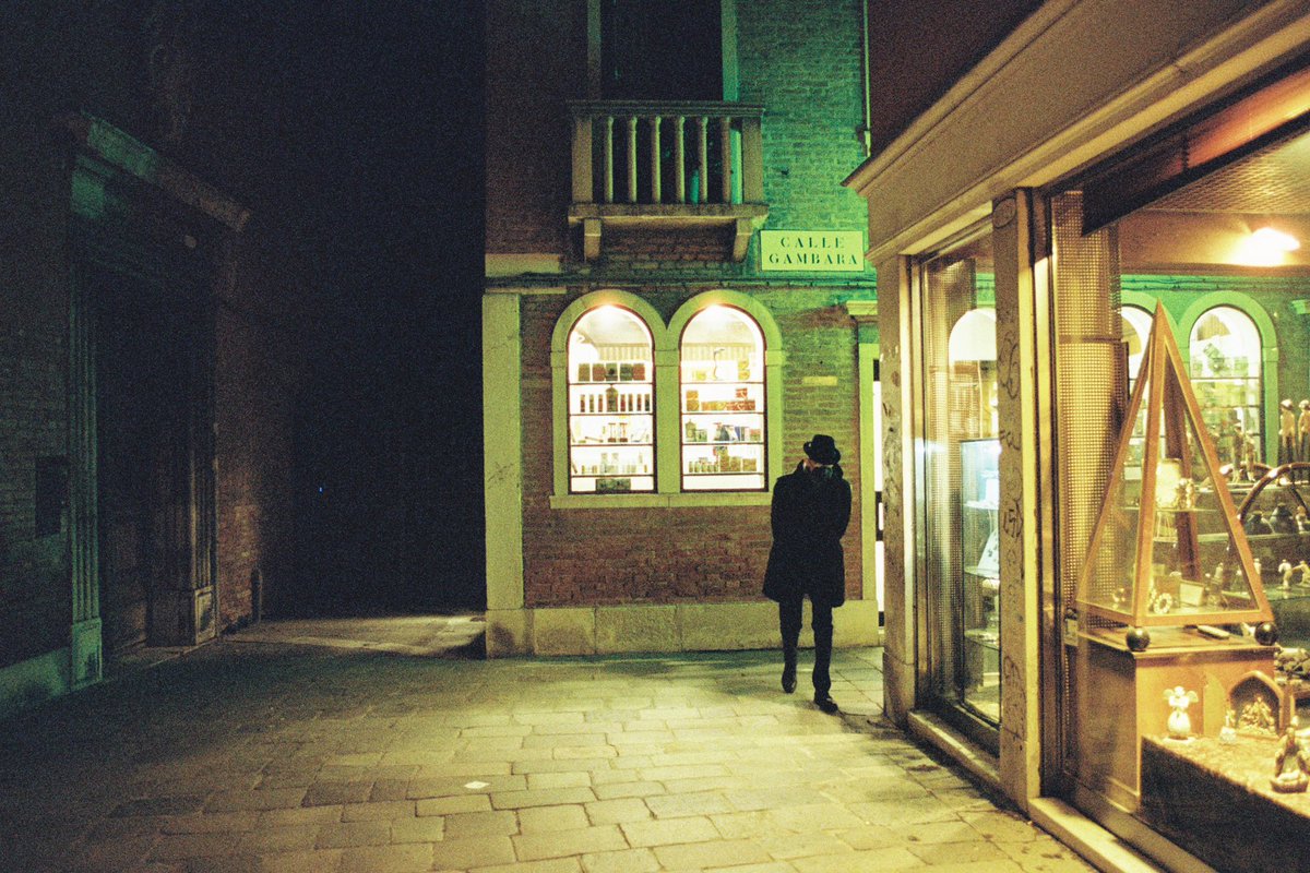 Venezia by night : street 
Kodak Portra 800

#portra #portra800 #minolta #venezia #venise #travel #analog #argentique #colorfilm