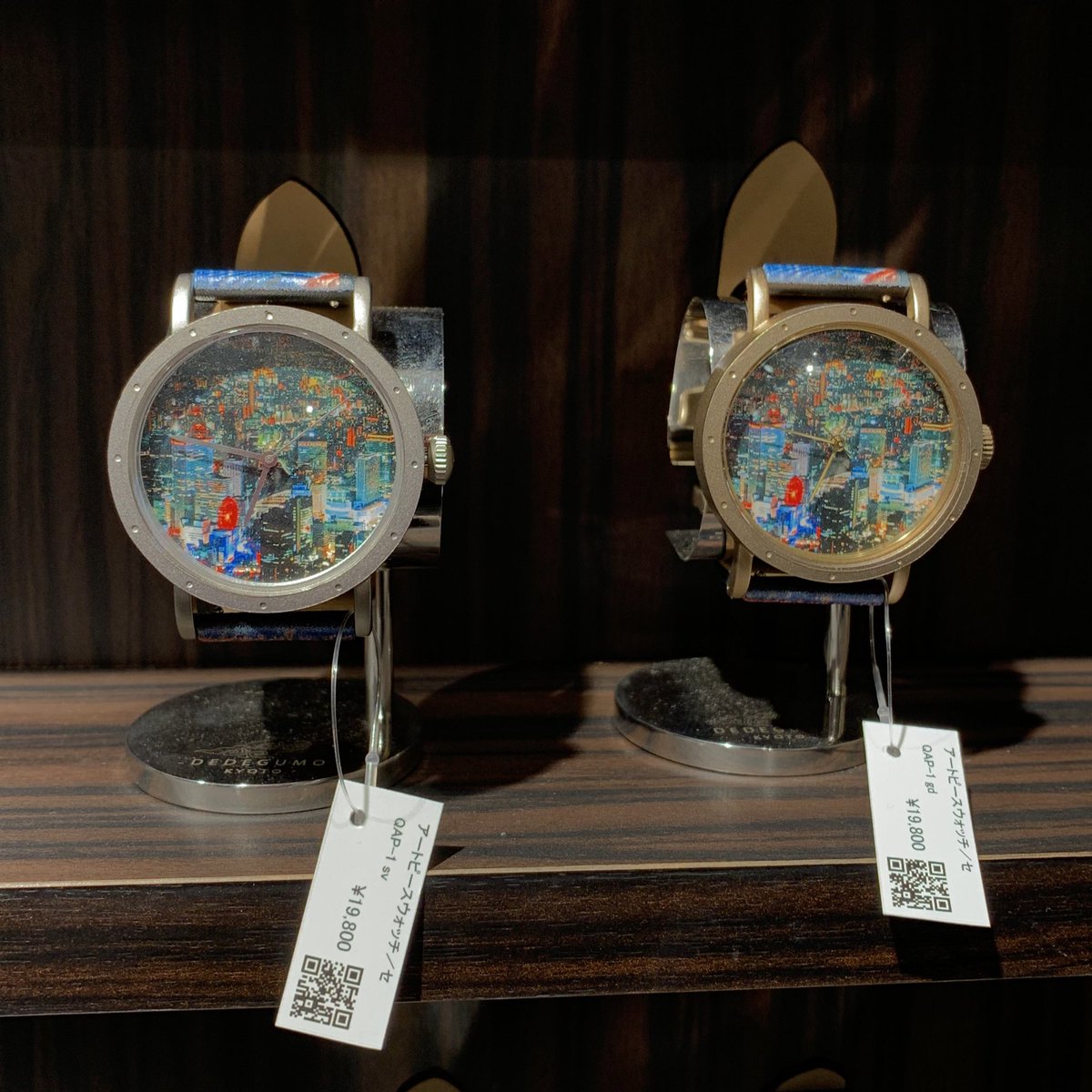 AzureFox13's tweet image. 京都祇園 八坂神社に程近い辰巳神社の裏側にあるDEDEGUMOさんのところで販売中の僕の写真が使われてる時計、実際に陳列してるのを見てきた！
静かに興奮しました、、、良きよ、、！