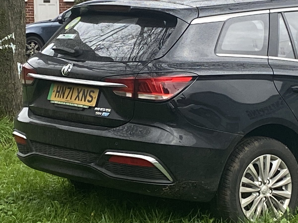 walshi01's tweet image. @ealingparking @EalingCouncil Can someone come to the Corner of Laurie Rd and Hillyard Road W7.
This is becoming more common recently and needs to be nipped in the bud. #tickettime Ridiculous parking on a public grassway