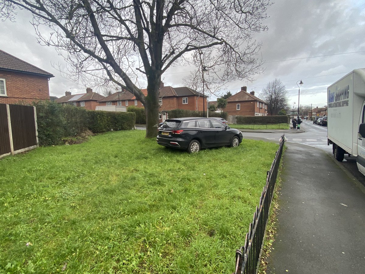 walshi01's tweet image. @ealingparking @EalingCouncil Can someone come to the Corner of Laurie Rd and Hillyard Road W7.
This is becoming more common recently and needs to be nipped in the bud. #tickettime Ridiculous parking on a public grassway