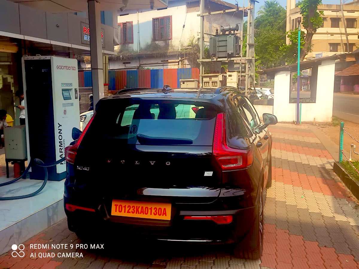 Volvo #XC40Recharge juicing up from our solar powered charging station⚡️ #powertopeople #futureiselectric
