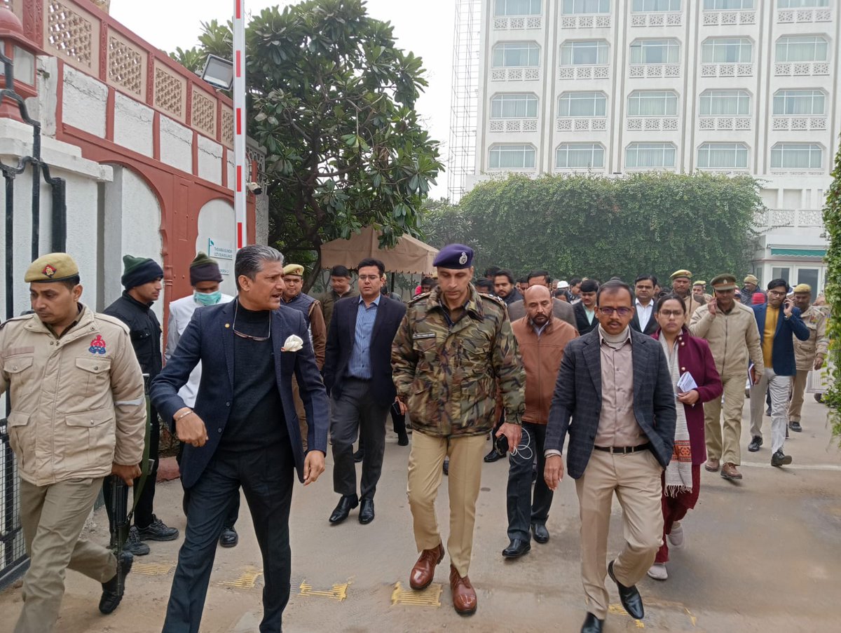 मण्डलायुक्त #Agra/पुलिस आयुक्त द्वारा जिलाधिकारी/नगर आयुक्त/वीसी एडीए/एडीएम सिटी/पीडल्बूडी/अन्य संबंधित अधिकारियों के साथ आगामी जी-20 की तैयारियों के संबंध में सम्पूर्ण भ्रमण मार्ग का स्थलीय निरीक्षण किया गया। संबंधित अधिकारियों को शीघ्र कार्य पूर्ण कराने के निर्देश दिये गये।
