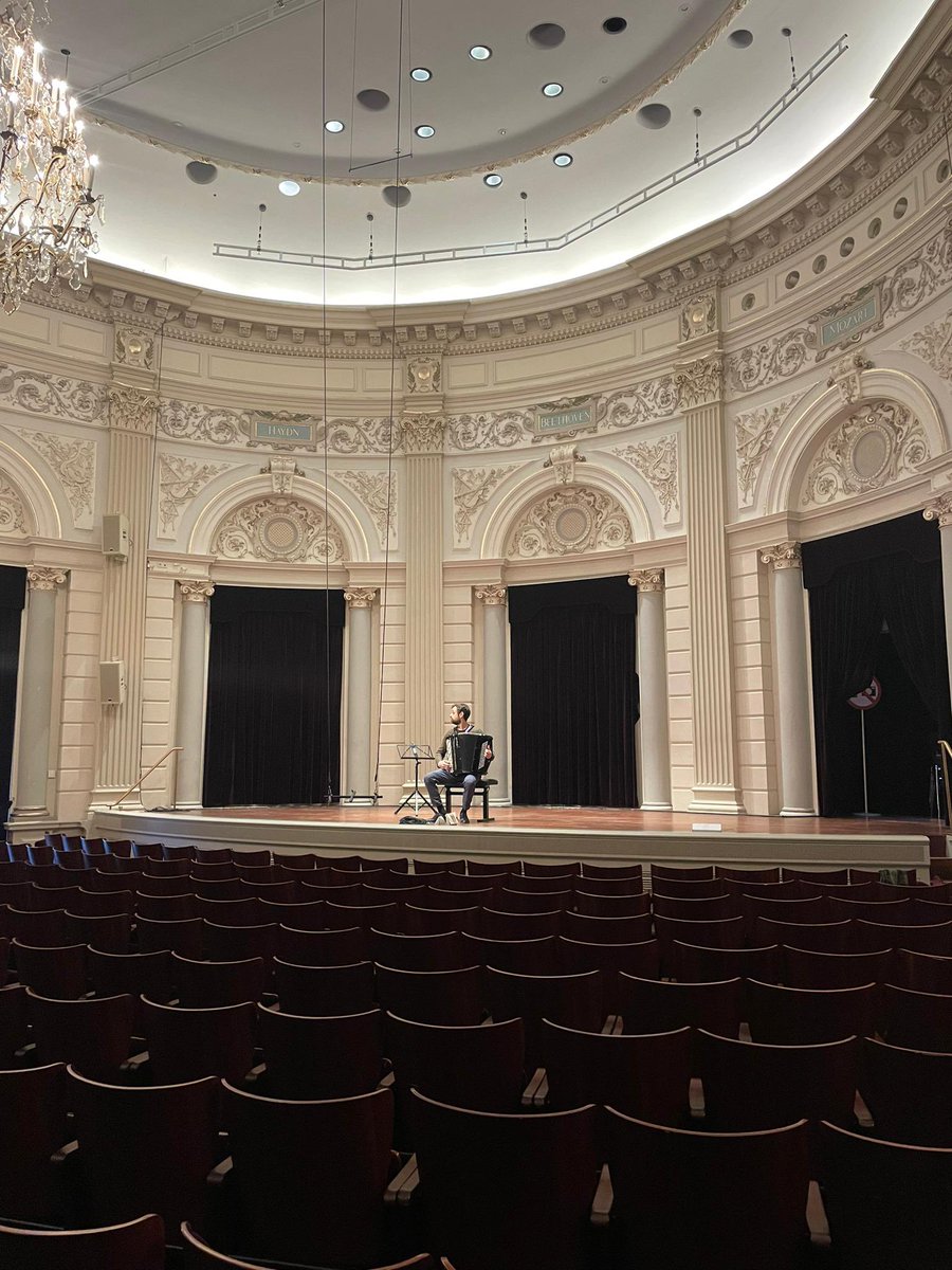 @samueletelari rehearsing this morning before his sold out lunchtime concert today at Amsterdam’s beautiful @Concertgebouw 🤩🪗