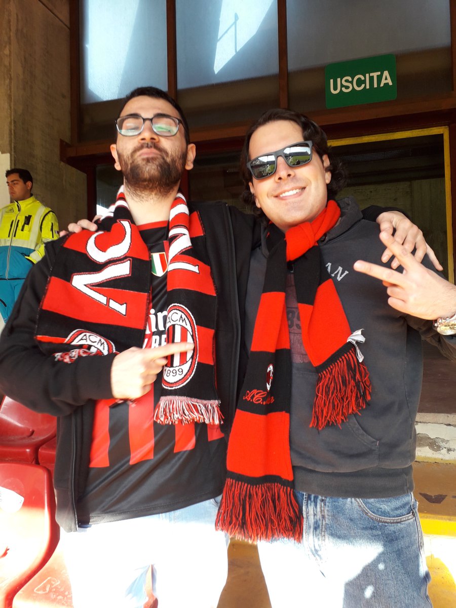 LoSgargiante's tweet photo. Enzo Goku con l'avellinese nel settore ospiti dell'Arechi. Secondo te sto male? Sto 'na crema... 🤣🤣😍🤩🤩❤🖤👋🏼🎙🎙🎙💪🏼💪🏼
#SalernitanaMilan 
#rossoneri #sempreMilan #Milan #TiAmoRaffaela #DeaFila13AccantoANoi 
#2fisso #wethechampions https://t.co/mNLM3GhvcE
