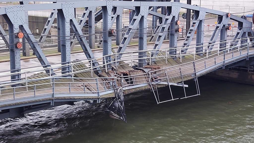 Vorige week raakte de #Budabrug beschadigd na een aanvaring. 🚗🚚Voertuigen die het kanaal moeten oversteken, dienen om te rijden via de Van Praetbrug, de Europabrug of het Viaduct van Vilvoorde. Voor voetgangers en fietsers wil @PortdeBruxelles een overzetboot inschakelen ⛴️🚴‍♂️🚶‍♀️