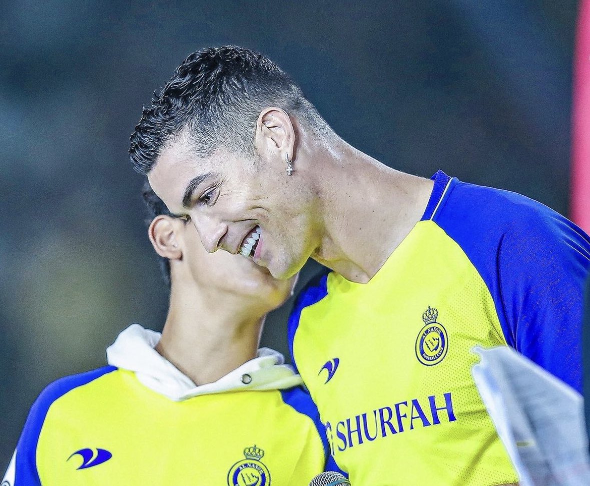 FabrizioRomano's tweet photo. Newcastle manager Eddie Howe denies any specific clause to sign Ronaldo in June: “We wish Cristiano all the best in his new chapter, but there's no truth in that from our perspective” 🚨⚪️⚫️ #NUFC

“It’s not true that we have that kind of clause”. https://t.co/VhbPHot1YS