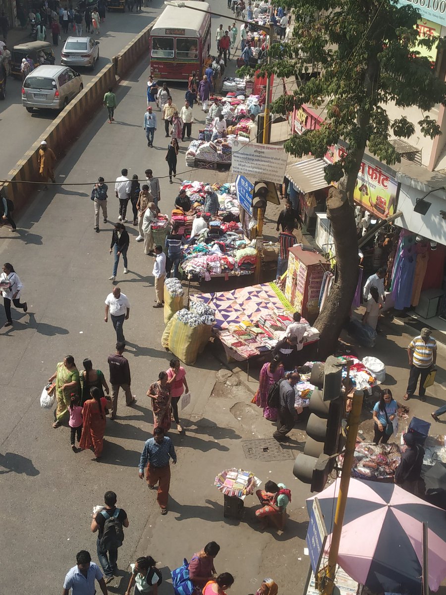 BmcComplaint's tweet photo. @mybmcWardRC @IqbalSinghChah2 @Sunilrane_bjp @CMOMaharashtra BMC RC ward Mr. Rathod what is use by posting temporary closure of hawkers stall?? Why my L. T road photos has been disclose to this hawkers??. Why? Everyone knows every hawkers are paying "Hafta". That's why all this hawkers putting unauthorized stall since last 35 years. https://t.co/gwuP6Fd7IZ