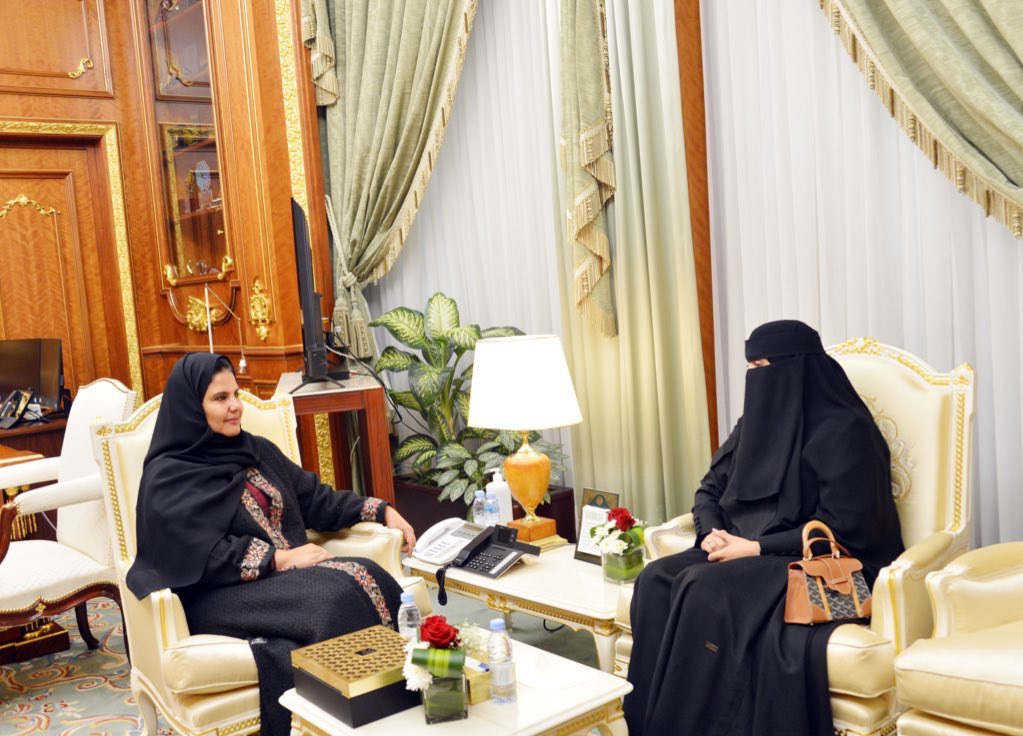 ShuraCouncil_SA's tweet photo. معالي مساعد رئيس #مجلس_الشورى د. حنان بنت عبدالرحيم الأحمدي تلتقي بمقر المجلس في الرياض مستشار ومساعد الرئيس العام للشؤون التطويرية النسائية بالمسجد الحرام د. العنود بنت خالد العبود. https://t.co/pRNZPOkNG2