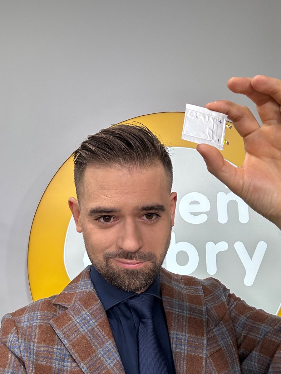 kawecki_maciej's tweet image. Miałem dziś zaszczyt pokazać po raz pierwszy publicznie polską baterię cienkowarstwową The Batteries. Jak deklarują twórcy ładuje się do 8 min. I wystarcza na 60 lat przy ładowaniu x dziennie. Jej cena jest najniższa na świecie. To ją różni od innych. makeway.pl/pl/polski-game…