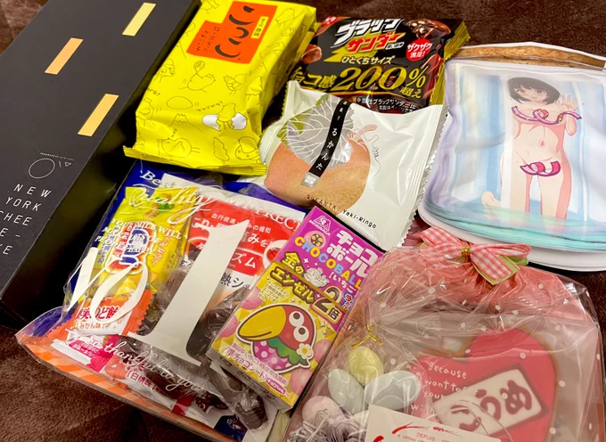 コミケの差し入れーーーーーッ!沢山美味しいものありがとうございました!声かけてくれた兄貴もありがとう!!!!2枚目は売り子のけるめろすさんの差し入れ!新刊表紙で小梅ちゃんが着けてる名札をお菓子屋さんで特注オーダーしてくれたらしく……すごい……食べられねぇや…… 