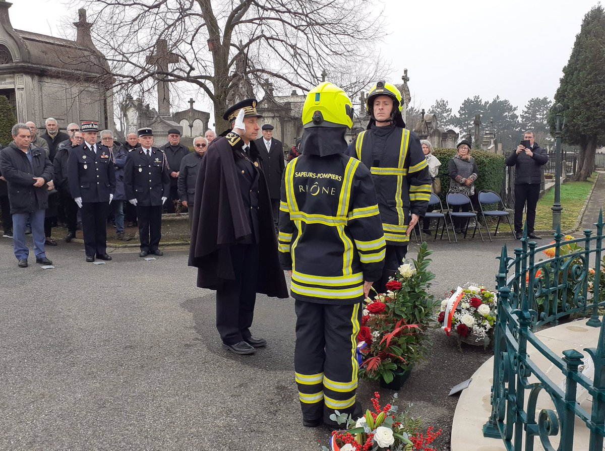 prefetrhone's tweet photo. Cérémonie d’hommage aux sapeurs-pompiers du @SDMIS69 morts pour la patrie et aux victimes du devoir, au cimetière de Loyasse à #Lyon, en présence du préfet délégué I. BOUCHIER.

#DevoirDeMémoire https://t.co/TFRKfdx4Um