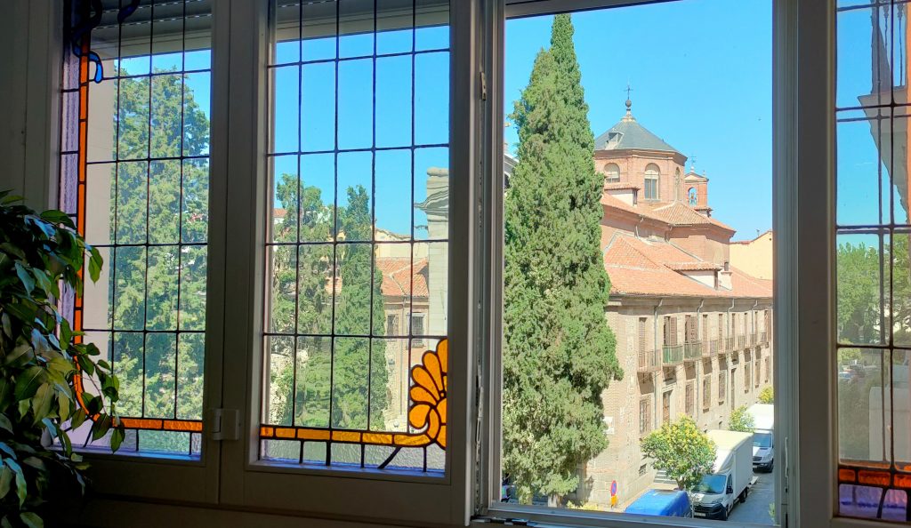 "Tener vistas a..." y "con vistas a..."
Nuestra bonita escuela tiene vistas al Monasterio. Y nuestros estudiantes nos visitan con vistas a aprender español. #aprendeespañol #tildemadrid
thespanishforum.com/picture-learni…