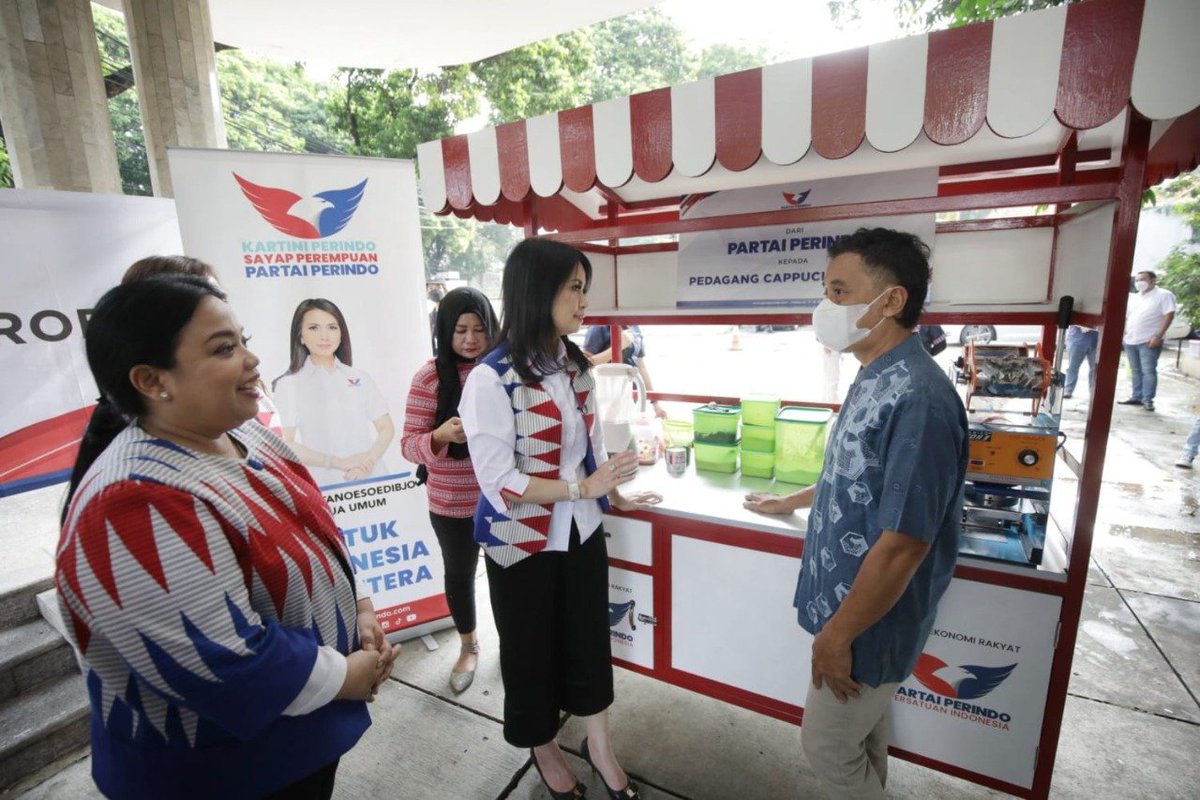firameilin's tweet photo. Inovasi gerobak Perindo yg bantu rakyat kecil untuk terus berkembang. Terimakasih pak  Hary Tanoesoedibjo
#PerindoPeduliRakyatKecil https://t.co/QrQBlWAPvG