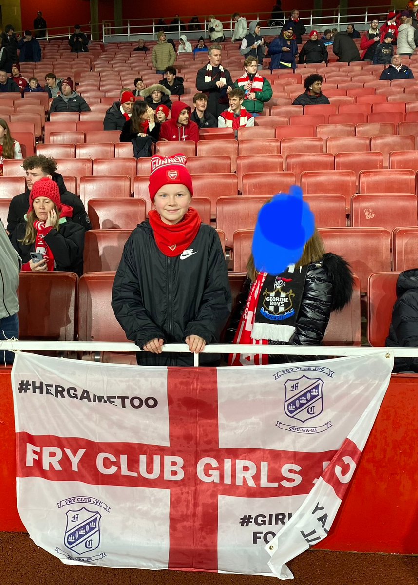 Markgrinter73's tweet photo. Another outing for the flag to the Emirates stadium. #Frysjfc #Hergametoo https://t.co/usde2vwBPV