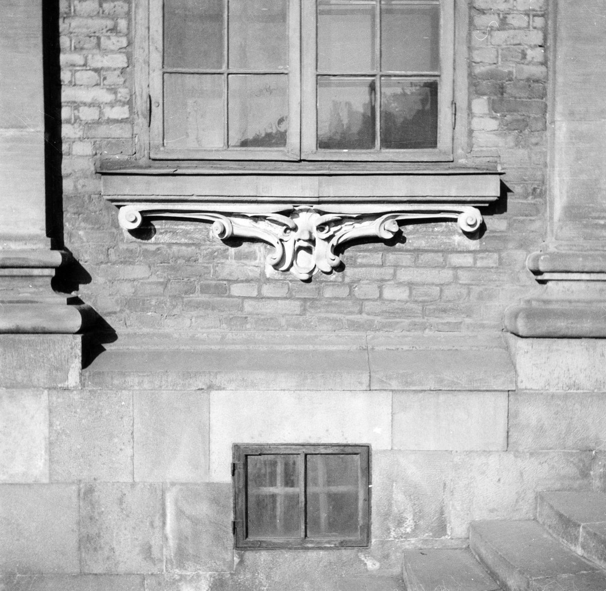 Riddarhuset, Stockholm
Detalj
Exteriör

Svensk arkitektur: kyrkor, herrgårdar med mera fotograferade av Arkitekturminnesföreningen 1908-23.
digitaltmuseum.se/011015012419