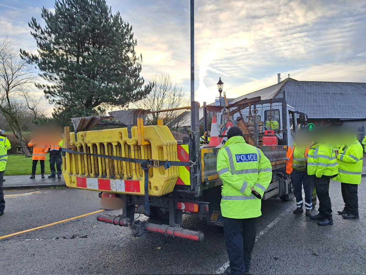 DerbysRPUBikers's tweet image. Didn&apos;t take long to find a vehicle of concern.
This was sighted travelling up the motorway.
Driver reported and prohibited from moving.
#opsbikes
#showusyourload
#insecureload