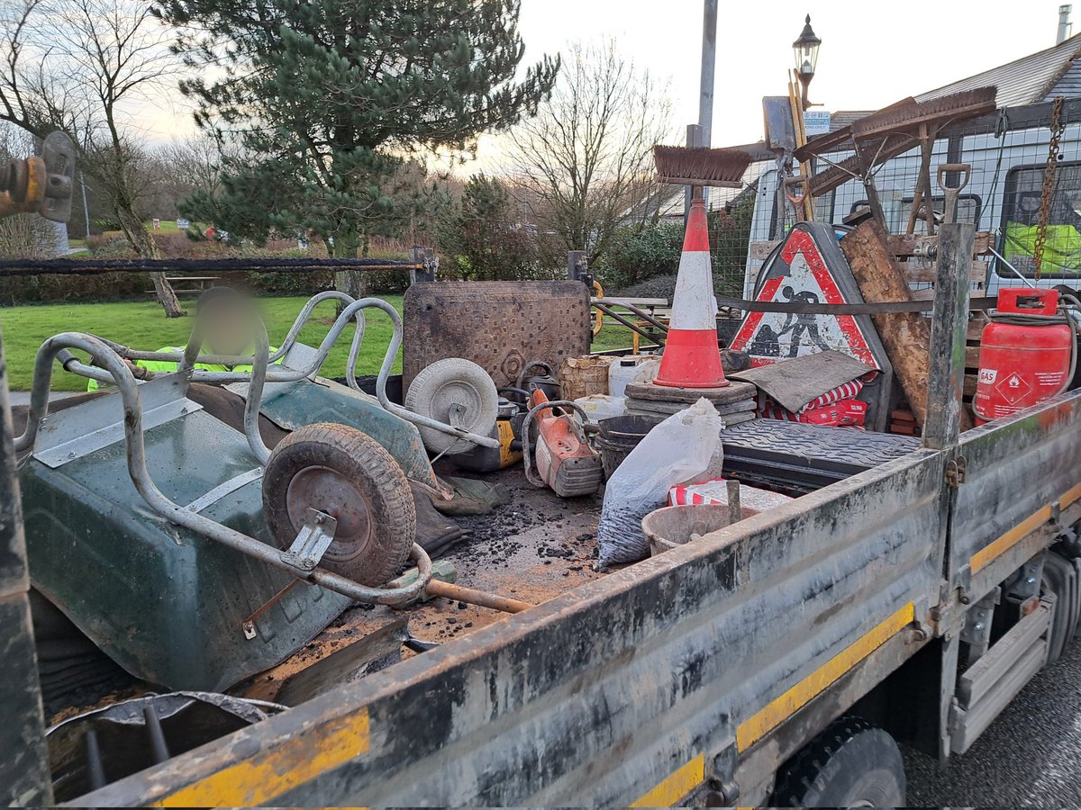 DerbysRPUBikers's tweet image. Didn&apos;t take long to find a vehicle of concern.
This was sighted travelling up the motorway.
Driver reported and prohibited from moving.
#opsbikes
#showusyourload
#insecureload