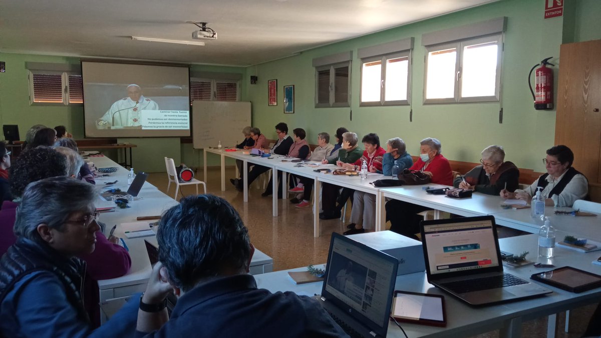 provpaulamontal's tweet photo. Comenzamos la jornada de Escolapias en Misión Manos para el cuidado.  #JesusMaestro #PaulaMontal #Escolapias #Familias #Niñosyjovenes #Misión @hmrescolapias https://t.co/1wY3khhrM9
