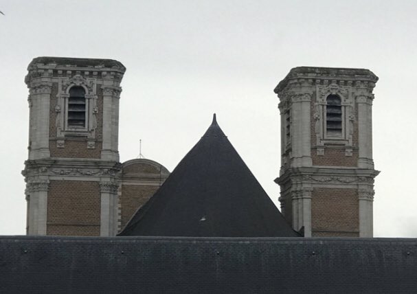 o_vanlaeres's tweet photo. Séquence émotion en ce jour de rentrée pour les élèves de 2D3 du @Lycee_Ribot scrutant les passereaux sur les mangeoires de la cour intérieure. Un faucon pélerin contemplait la scène du haut de l'une des tours jumelles de la chapelle des Jésuites. @LPO_IledeFrance @VigieNature https://t.co/6WS5q9V4Ea