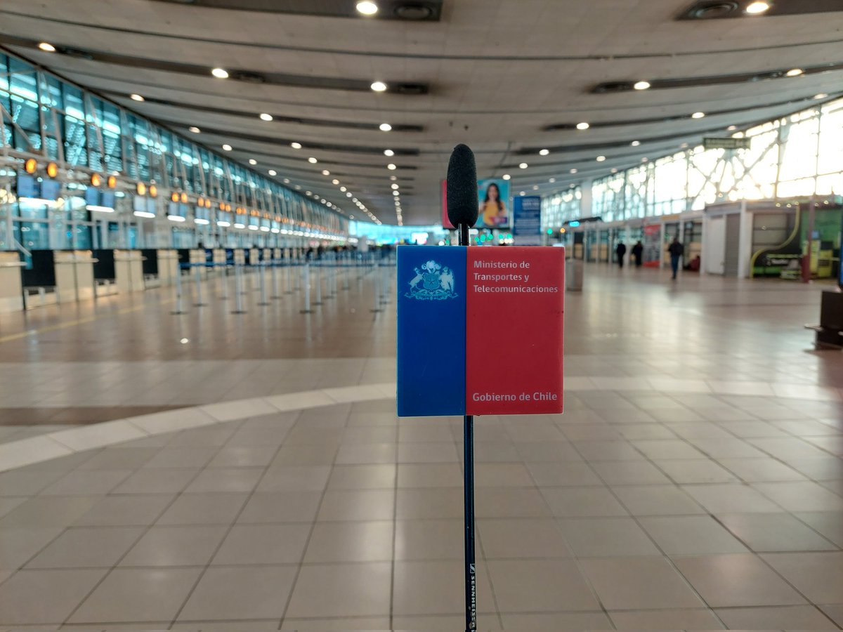 #SERNACenVivo 🔴| Hoy el Director Nacional del <a href="/SERNAC/">SERNAC</a>, 𝗔𝗻𝗱𝗿𝗲́𝘀 𝗛𝗲𝗿𝗿𝗲𝗿𝗮, desde el aeropuerto @NuevoPudahuel da a conocer los nuevos derechos que establece la 𝗟𝗲𝘆 𝗣𝗿𝗼 𝗖𝗼𝗻𝘀𝘂𝗺𝗶𝗱𝗼𝗿 para los pasajeros de transporte aéreo ✈️