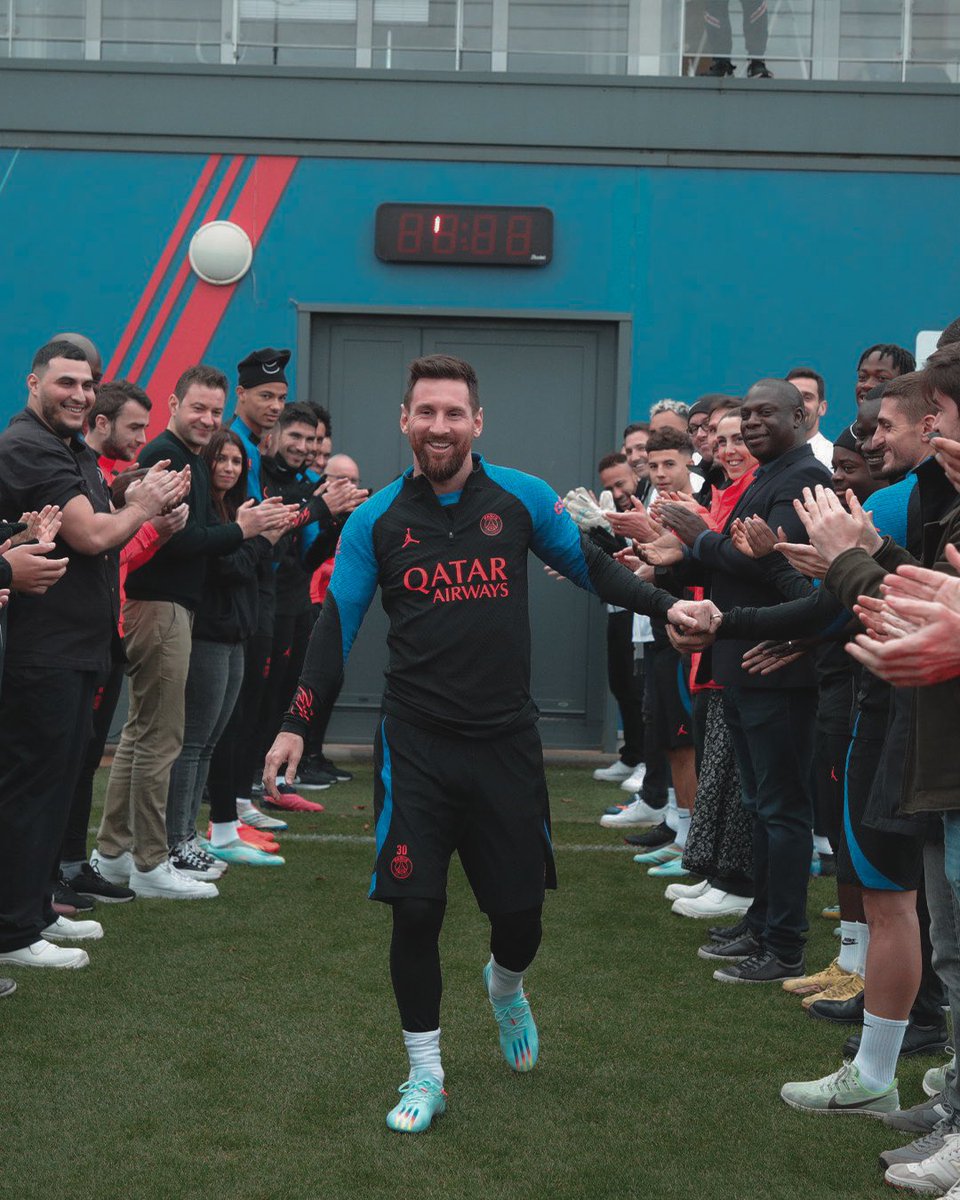 WinnaFC's tweet photo. Messi was given an award by PSG for winning the World Cup ❤️ https://t.co/hKTvQlQdFS