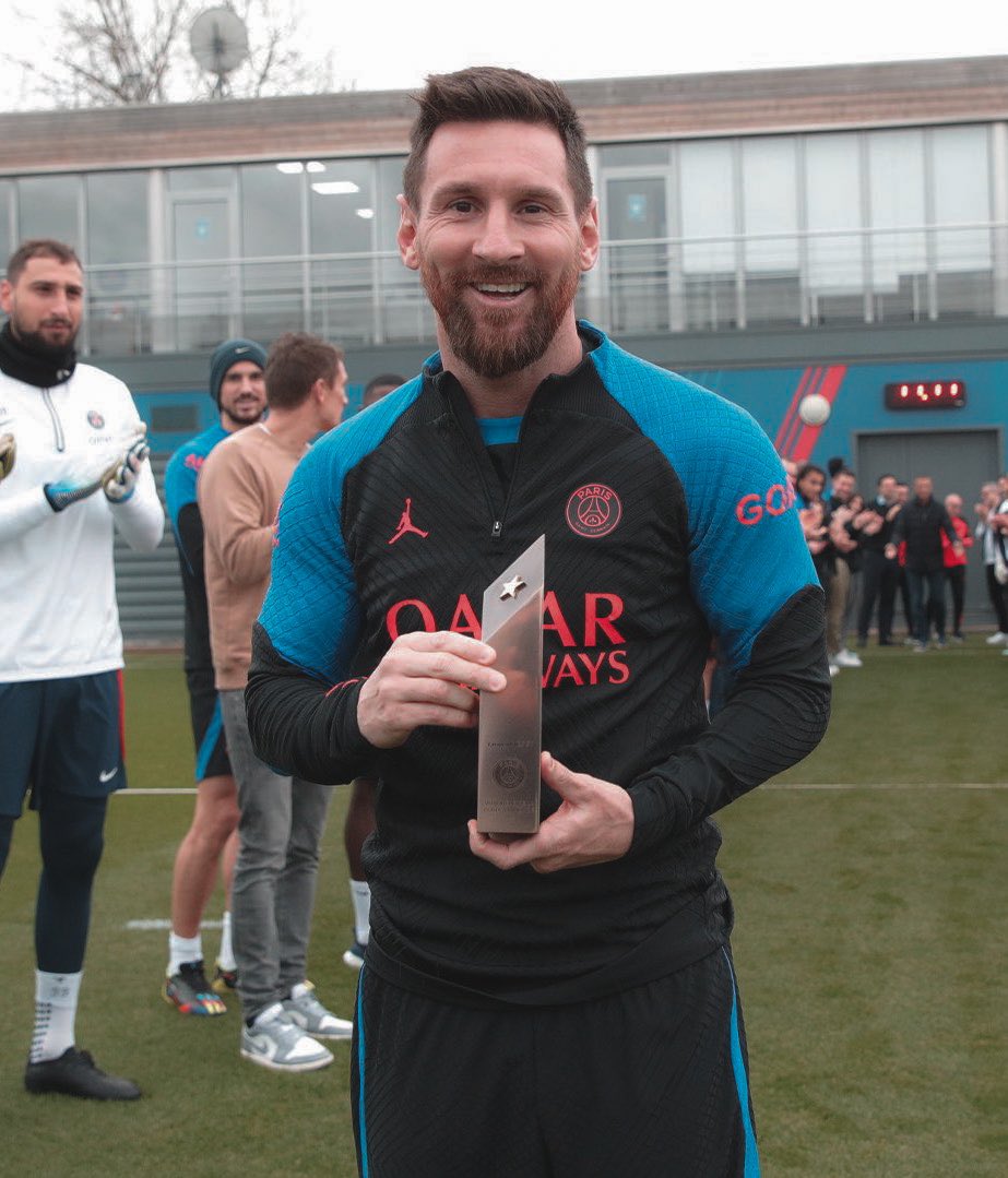 WinnaFC's tweet photo. Messi was given an award by PSG for winning the World Cup ❤️ https://t.co/hKTvQlQdFS