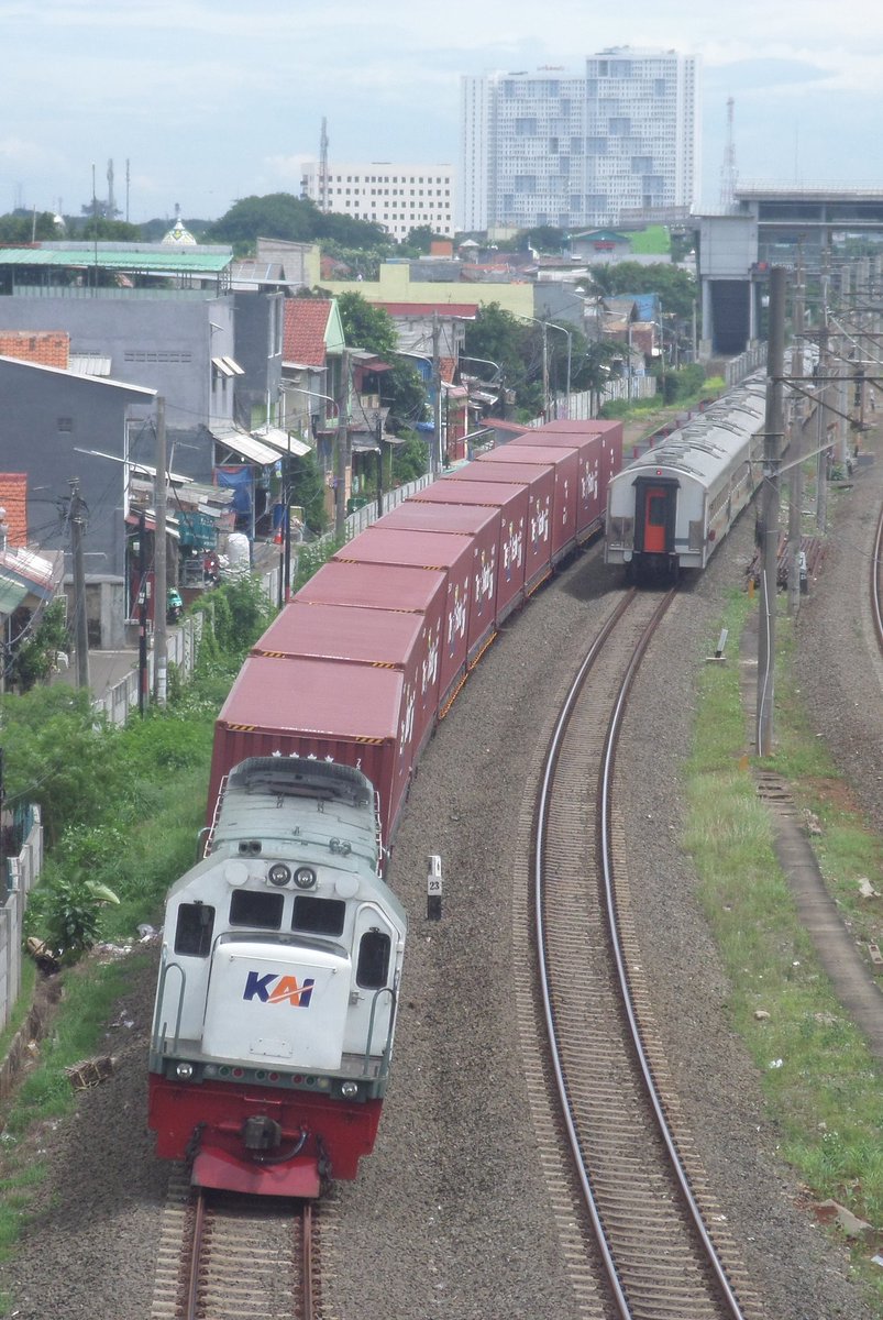 Mencoba spot di jalur DDT yang baru dibuka antara Cakung - Bekasi.

#fotosepur CC 201 21 ft KA 2527 Ronggowarsito Cargo papasan dengan Jaka Tingkir di dekat stasiun Kranji kemarin siang (📸 by admin belom diedit)