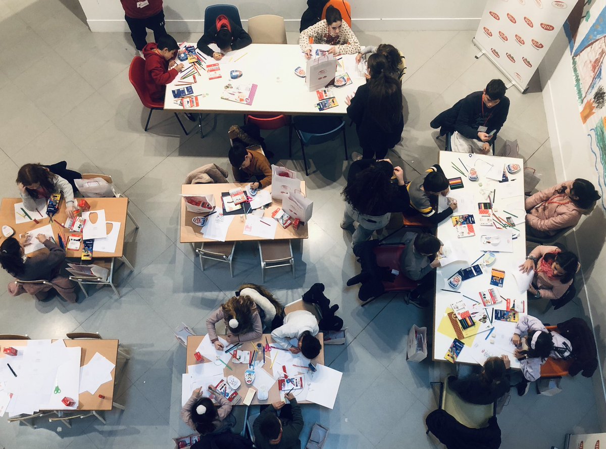 DIEX_Asociacion's tweet photo. 'Crea con APIS', el taller de diseño realizado hoy por el grupo de alimentación que le da nombre, en colaboración con APIS, el MEIAC y DIEX -y el patrocinio de SUMIEX-.
Actividades paralelas a la exposición 'From Spain with Design. Identidad y Territorio'
#FSWD #DIEX https://t.co/VLAxZMNPWb