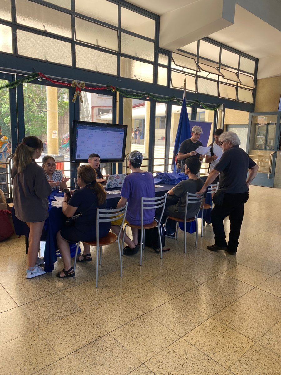 derechouchile's tweet photo. 🔴🎓Seguimos con la Semana de la y el postulante resolviendo dudas y con orientación para la #Admision2023

✨Recuerda que puedes visitar la facultad y asistir a las charlas de nuestros/as monitores/as en Pío Nono N°1 o solicitar información al IG @admisionderecho.uch https://t.co/kZ6gpOurpN