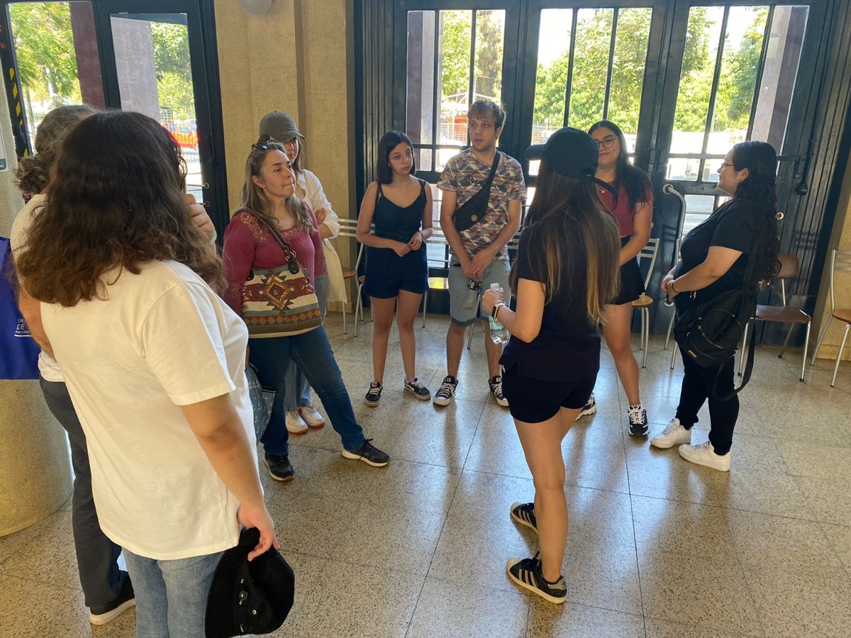 derechouchile's tweet photo. 🔴🎓Seguimos con la Semana de la y el postulante resolviendo dudas y con orientación para la #Admision2023

✨Recuerda que puedes visitar la facultad y asistir a las charlas de nuestros/as monitores/as en Pío Nono N°1 o solicitar información al IG @admisionderecho.uch https://t.co/kZ6gpOurpN