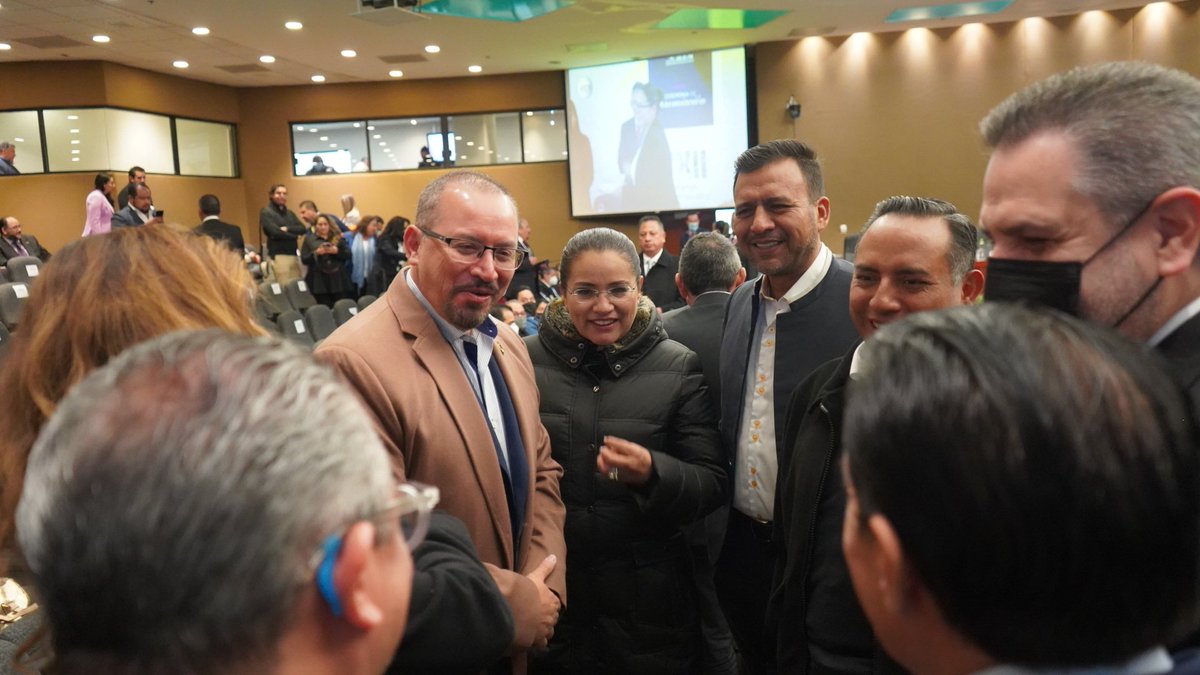 PRDEstado's tweet photo. La Dirección Estatal de nuestro partido ya está presente en el @IEEM_MX para participar en la sesión que dará inicio formal al proceso electoral ordinario para la Elección de la Gubernatura 2023. https://t.co/8qa94RPX1O